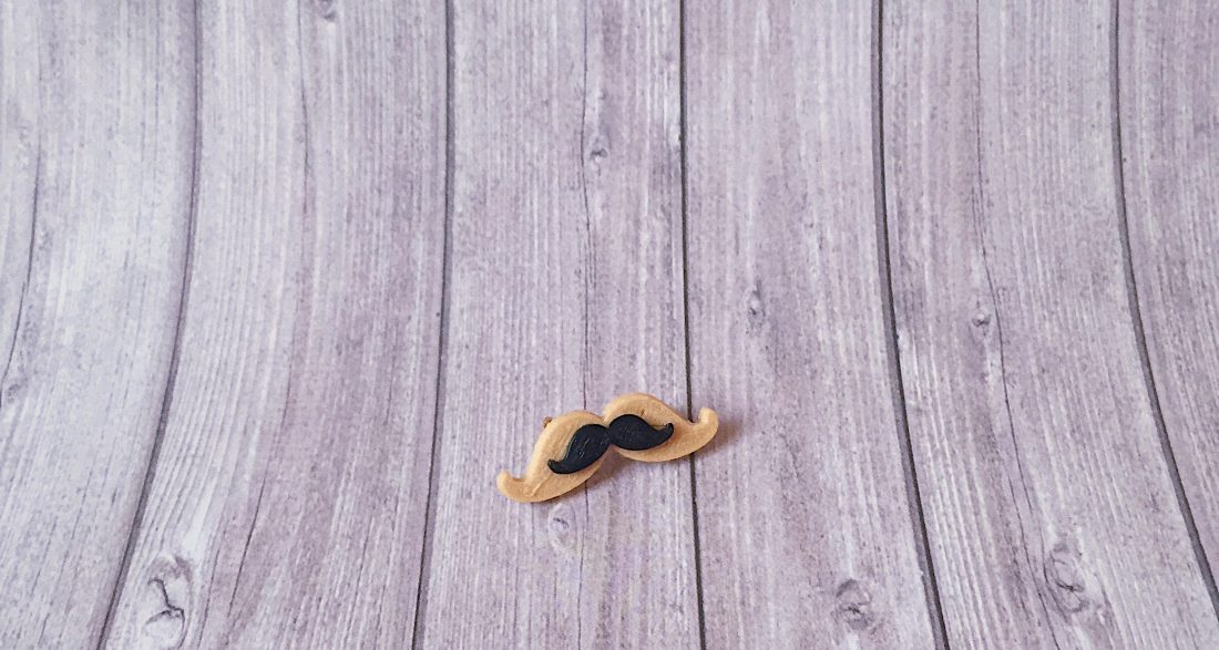 Broche moustache impression 3D bois noir couleur makerbot replicator cadeau d'invités témoin mariage accessoire